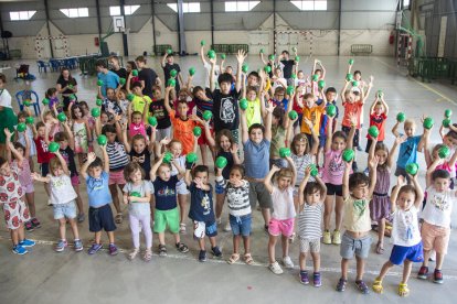 Un centenar de niños del casal de Agramunt recibieron ayer una fiambrera llena de trozos de fruta típica de Lleida. 