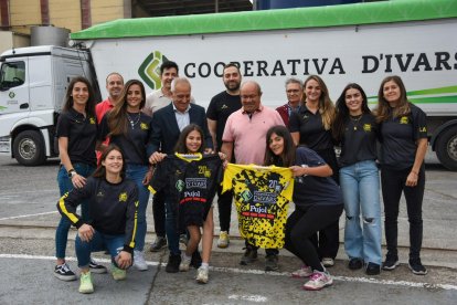 Josep Coll i Ramon Porta, amb algunes jugadores de la plantilla del Vila-sana.