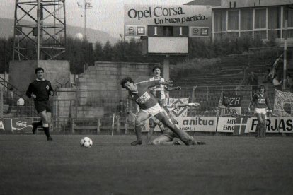 PARTIDO FÚTBOL ALAVÉS - UE LLEIDA. Imagen del partido cono Elcacho en el hondo en la derecha. SEGRE