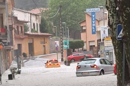 Dos cotxes que van quedar atrapats pel granís i la pluja.