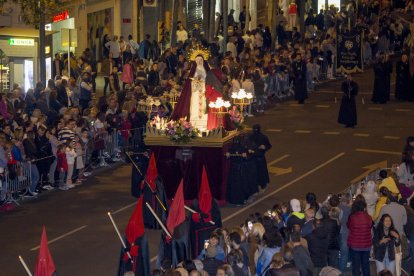 Centenars d’assistents durant el pas de la processó a l’avinguda Catalunya.