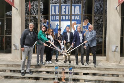 Duch, junto al concejal Ignasi Amor y los representantes de algunos de los 15 clubes adheridos.