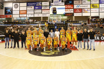 La selecció va formar abans d’iniciar-se el partit amb Ricky Rubio.