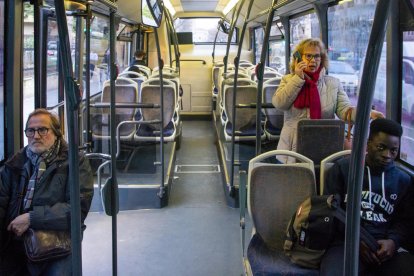 Imatge de tres lleidatans en un autobús urbà el febrer passat.