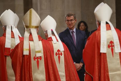 El líder del PP, Alberto Núñez Feijóo, durante la ofrenda al apóstol, ayer en Santiago de Compostela.