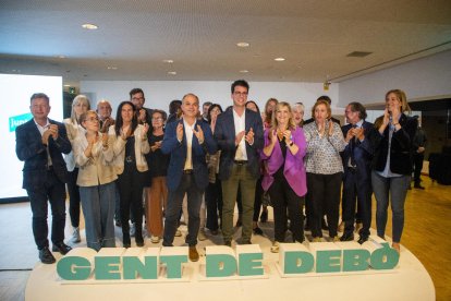 Violant Cervera, Victòria Alsina, Jaume Giró, Jordi Turull i Toni Postius, aplaudint durant l’acte.