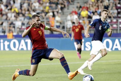 Abel Ruiz, autor del gol, en una acció del partit.