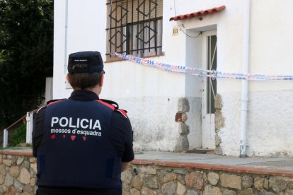 La policia va trobar una de les víctimes sense vida a peu de carrer.