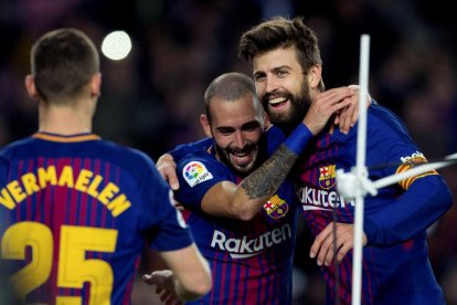 Gerard Piqué, que va anotar el 2-0, és felicitat pels companys.