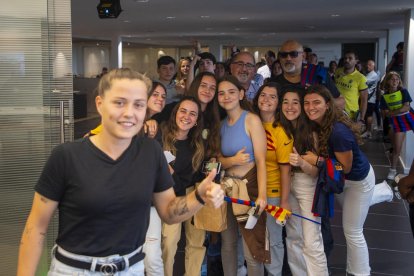 Claudia Pina, ahir al Garatge Dalmau de Lleida, davant de la llarga fila de fans.