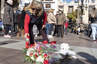 Una mujer coloca una vela en el lugar en el que se produjo el miércoles el ataque en Algeciras. 