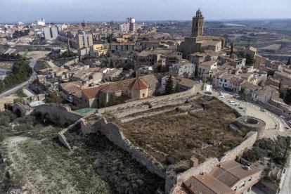 Les restes del castell en primer terme, vora Sant Domènec i amb l’església de Santa Maria al capdavant.