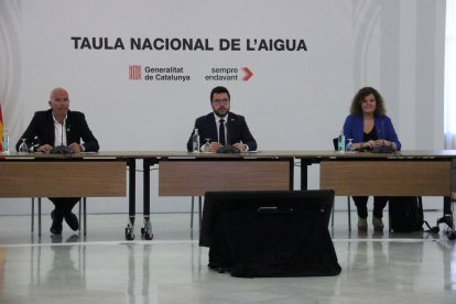 El conseller d'Acció Climàtica, David Mascort, el president de la Generalitat, Pere Aragonès, i la secretària d'Acció Climàtica, Anna Bernades, a la primera Taula Nacional de l'Aigua.