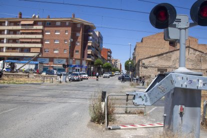 La barrera trencada, en primer terme, i les cues que es van registrar ahir a Tàrrega.