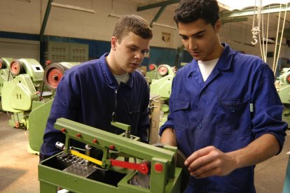 Dos jóvenes formándose para favorecer su inserción en el mundo laboral.