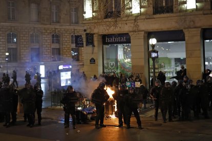 Els carrers de París van tornar a ser l’escenari ahir de noves protestes contra la reforma de Macron.