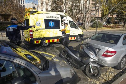 Herido un motorista al sufrir una caída en la avenida del Segre