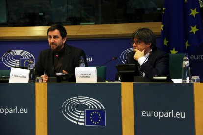 Toni Comín y Carles Puigdemonten el Parlamento Europeo el 7 de noviembre.