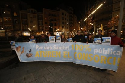 Los concentrados ayer en la Plaça Ricard Viñes.