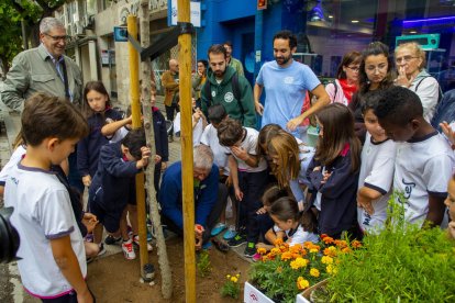 Membres d’EscoceLLs Lleida van explicar als alumnes de Maristes com enjardinar-los.