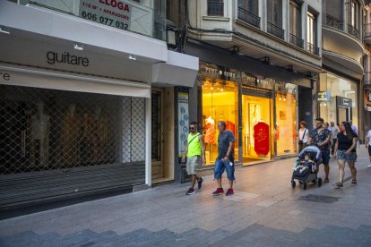 La majoria de franquícies de Lleida sí que va obrir ahir, a diferència del comerç local i de proximitat.