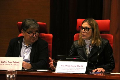 El director de Catalunya Ràdio, Sigfrid Gras, amb la presidenta de la CCMA, Rosa Romà, aquest divendres al Parlament