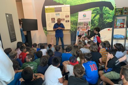 L’arqueòleg Josep Gallart, ahir al Dinosfera amb els alumnes de Coll de Nargó i Organyà.