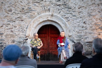 Oriol Genís i Mont Plans van representar ahir l’obra ‘Cadires’ davant del temple romànic de Borén.