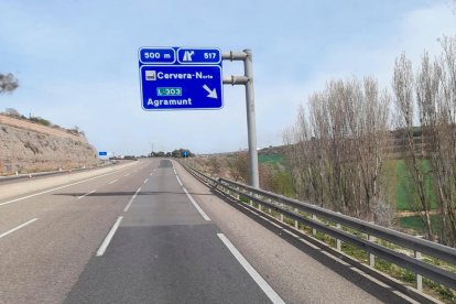 El senyal en castellà que indica l’accés a Cervera.