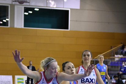 Taylor Koenen, defensant Etxarri en un partit a la Seu.