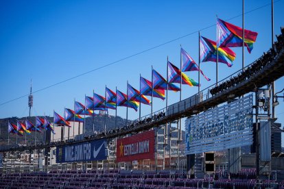 Banderas LGTBI en el Camp Nou.