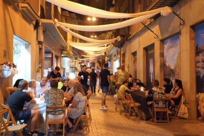 Trenta locals del centre històric de Balaguer celebren la Nit del Comerç