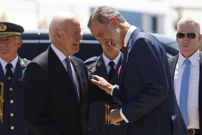 El rei Felip VI va rebre el president Joe Biden al peu de l’avió del líder nord-americà a Torrejón.