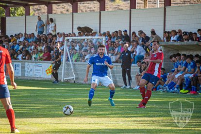 San Emeterio, del Tarassona, passa la pilota pressionat.