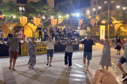 La plaça del Mercadal d’Agramunt va acollir dissabte la primera ballada de la temporada.