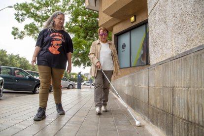 Mercè Batlle va fer un recorregut pels voltants de l’ONCE Lleida amb els ulls tapats i un bastó.