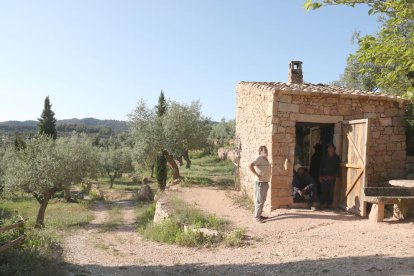 Un dels responsables del projecte, acompanyat de dos treballadors de les finques.