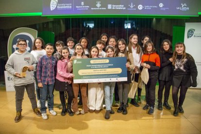 Alumnes de l’escola Sant Ròc de Bossòst recollint ahir el premi a Lleida.