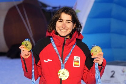 Laia Sellés posa con las tres medallas conquistadas en el Festival Olímpico de la Juventud.