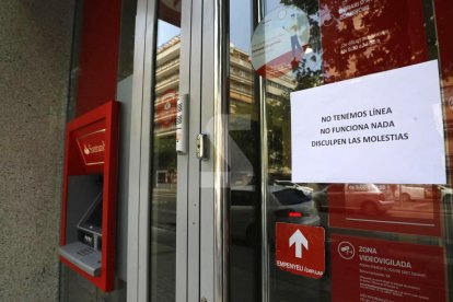 Un cartell en un banc, informant dels problemes