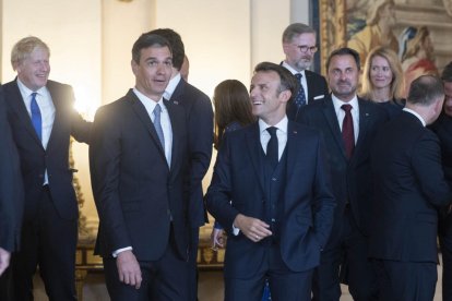 El president del Govern espanyol, Pedro Sánchez , i el president de França, Emmanuel Macron, conversen a la seua arribada ahir a la nit al sopar de Gala Real per als participants de la Cimera de l'OTAN.