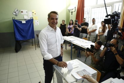 El conservador Kyriakos Mitsotakis, votant ahir en un col·legi electoral.