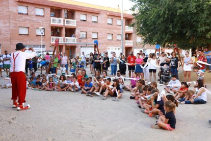 L’acte d’obertura de la renovada zona de jocs infantils.