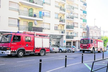 Efectivos de los Bomberos en la avenida Catalunya de Cervera. 