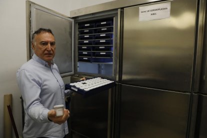 El director de l’Arborètum, Josep Antoni Conesa, mostra un recipient dels que contenen les llavors congelades.