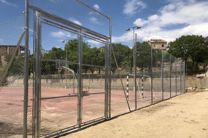 La tanca que envolta la pista esportiva de Sant Guim de la Plana.