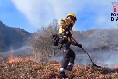 El foc es va revifar dimarts a la tarda pel flanc dret.