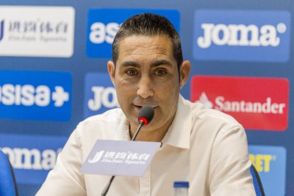 Escoda, en roda de premsa com a director esportiu del Lleida.