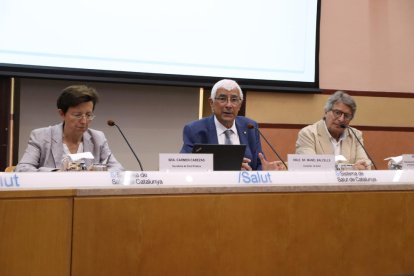 Carmen Cabezas, secretària de Salut Pública, Manel Balcells, conseller de Salut; i Pepe Serrano, pediatre i representant de la Societat Catalana de Pediatria al Consell Assessor de Vacunacions, en roda de premsa