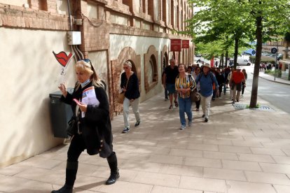 Una guia acompanya un grup de turistes alemanys que visiten Montserrat